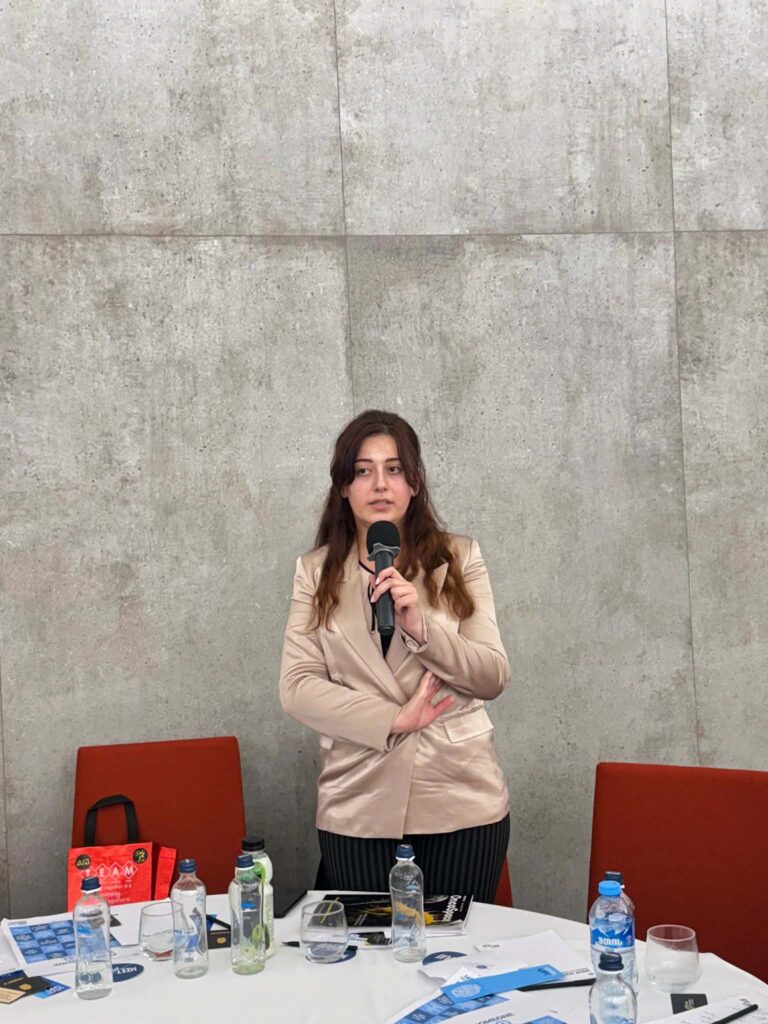 04c7dd36 57a7 4e91 A97e F946987e8d21 768x1024